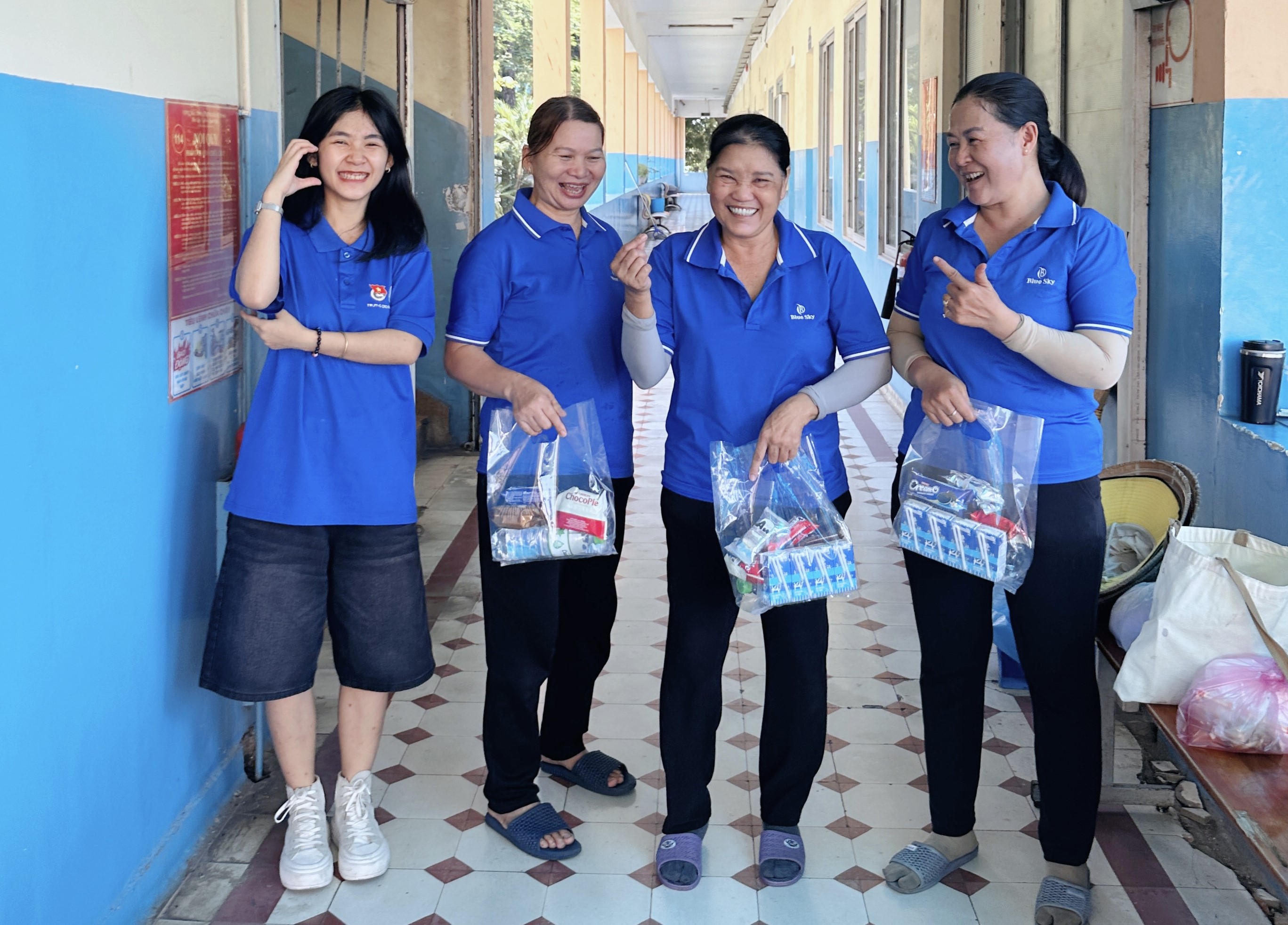 NHỮNG MÓN QUÀ TRUNG THU Ý NGHĨA CỦA SINH VIÊN KHOA ĐÔNG PHƯƠNG